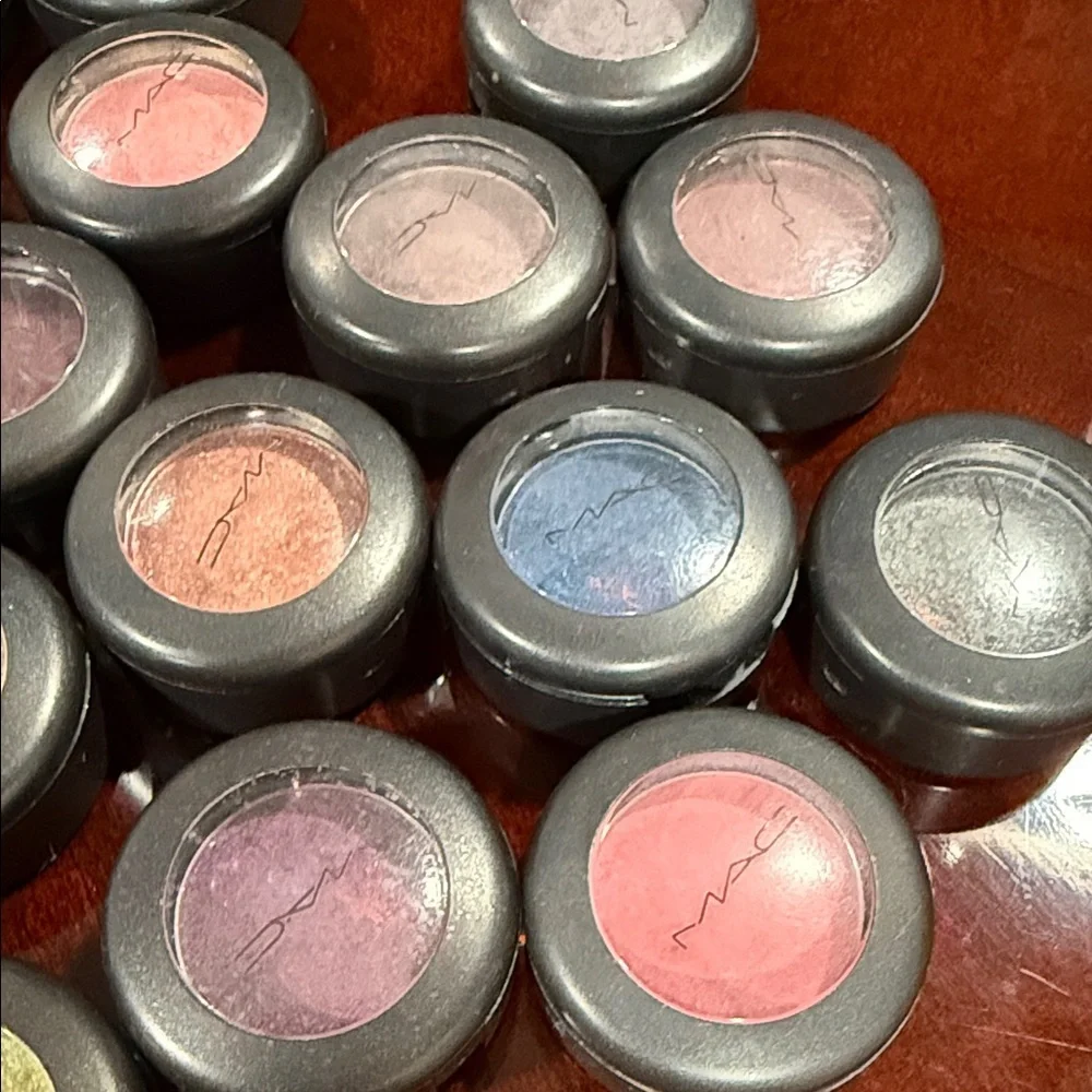 21 MAC Cosmetics Vibrant Eyeshadow Collection